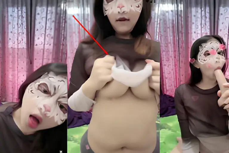 Nadiaa Live Sex Sambil Jilatin Dildo