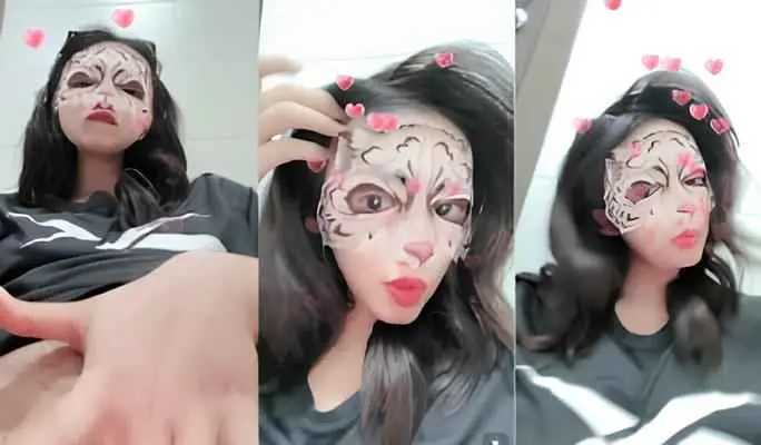 Jenny Chya Pertama Kali Ngocok Memek di WC Sampai Squirt